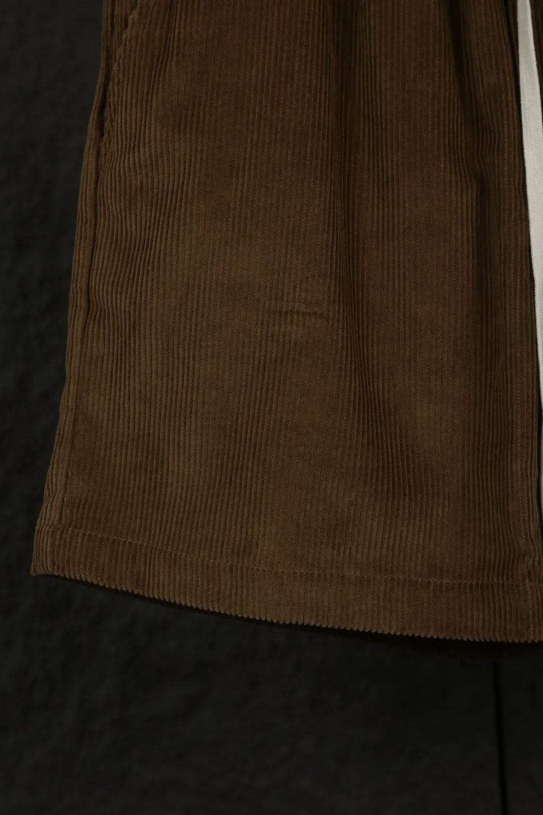 P190 Actual photo [Hot in summer] Style number: 25053# Color: Dark blue/off-white/light pink/coffee size: S to 1.2 Bronze gas eyes Customized brand RL letter pendant clock Green cotton waist rope ✅ - 100% restored workmanship A-line five-point fit Double pockets on the back Double stitched light independent waistband ✅ - RL/corduroy summer shorts Full of loose elastic band style Stiff version super neat Suede texture high-end pull-up matching shirt T-shirt Long-sleeved N-kind style Super feel on the upper body The laziness makes me feel full. The colors are super refreshing and clean. It has a high-quality texture.
